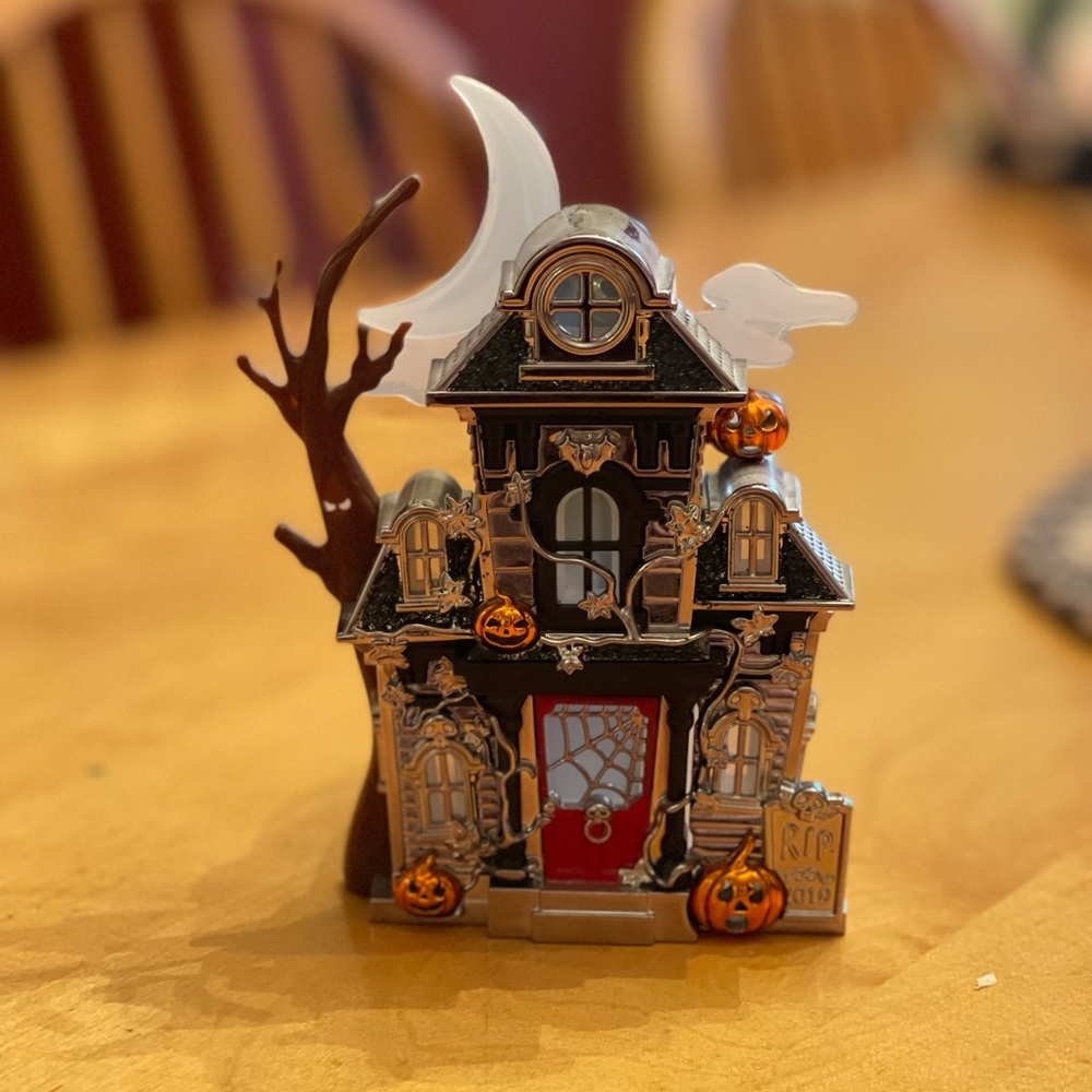 Retired Bath and Body Works Haunted House Wallflower plug!